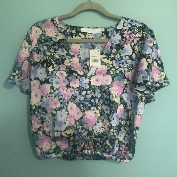 Flutter Sleeve Faux Wrap Crop Top
ASTR THE LABEL NWT - Picture 2 of 4